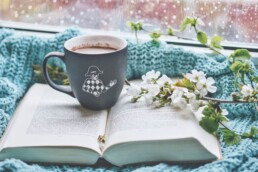 Tricks gegen Angst und Depression in der Corona Pandemie - Erholung mit Buch und Kaffee 6 Tricks gegen Angst und Depression in der Corona Pandemie - Erholung mit Buch und Kaffee