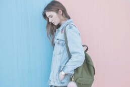 Tricks gegen Angst und Depression in der Corona Pandemie - Nachdenkliche junge Frau vor zweifarbiger Wand 5 Tricks gegen Angst und Depression in der Corona Pandemie - Nachdenkliche junge Frau vor zweifarbiger Wand